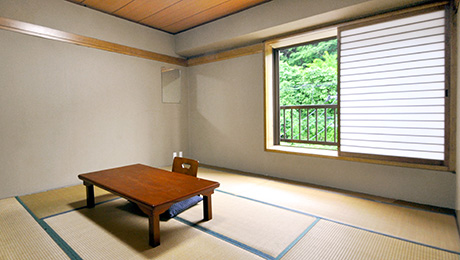 写真：和室8畳（山側）